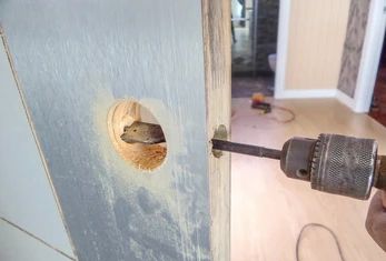 installation-door-lock-260nw-580600705.jpg